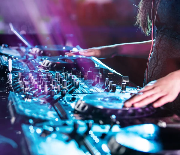 DJ που αναμιγνύει το κομμάτι σε το νυχτερινό κέντρο διασκέδασης σε ένα πάρτι — Φωτογραφία Αρχείου