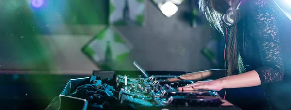 Dj mixes the track in the nightclub at a party — Stock Photo, Image