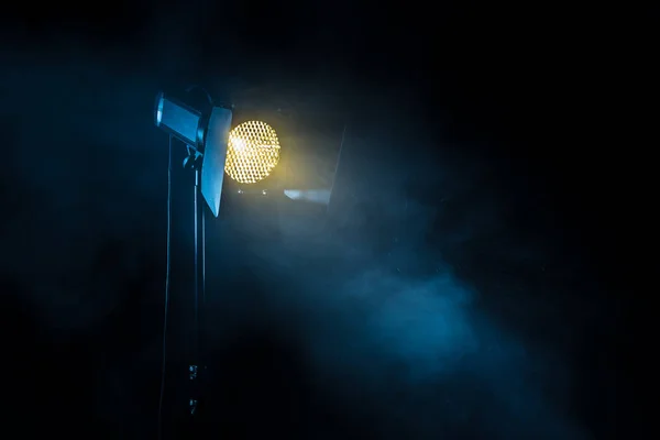 Luz de mancha de teatro no fundo preto . — Fotografia de Stock