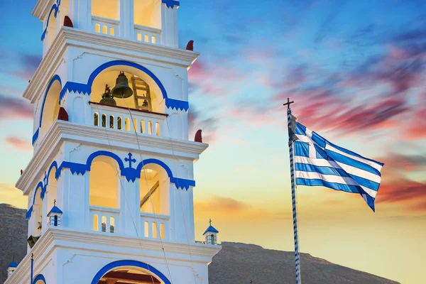 Vista clásica de la iglesia cúpula azul en Santorini . —  Fotos de Stock