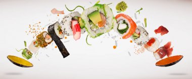 Havada donmuş lezzetli Japon suşisi parçaları..