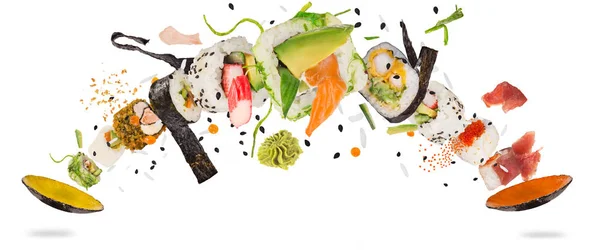 Bitar av utsökt japansk sushi fryst i luften. — Stockfoto