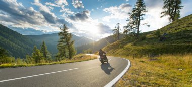 Alp otoyolunda motosiklet sürücüsü, Nockalmstrasse, Avusturya, Avrupa.