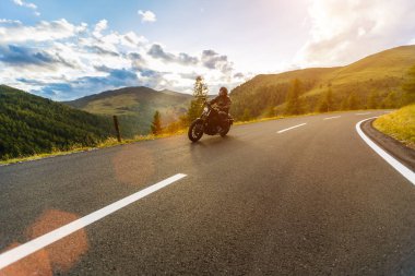 Alp otoyolunda motosiklet sürücüsü, Nockalmstrasse, Avusturya, Avrupa.