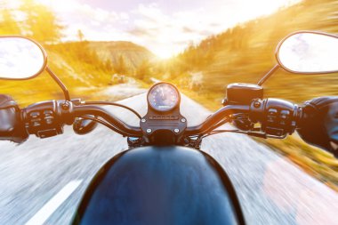 Alp karayolu, sürme motosiklet sürücüsü handlebars görünümü, Avusturya, Europe.