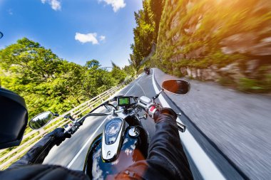 Alp karayolu, sürme motosiklet sürücüsü handlebars görünümü, Avusturya, Europe.
