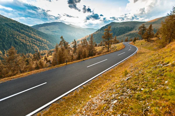 Estrada de asfalto na Áustria, Alpes em um dia de verão . — Fotografia de Stock