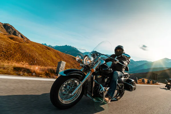 Motorcycle driver riding japanese high power cruiser in Alpine highway on famous Hochalpenstrasse, Austria. — Stock Photo, Image