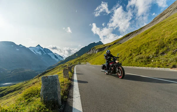 Japon yüksek güç kruvazör Alp karayolu üzerinde ünlü Hochalpenstrasse, Avusturya sürme motosiklet sürücüsü. — Stok fotoğraf