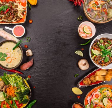 Çeşitli Asya yemek rustik arka plan, üstten görünüm, metin için yer.