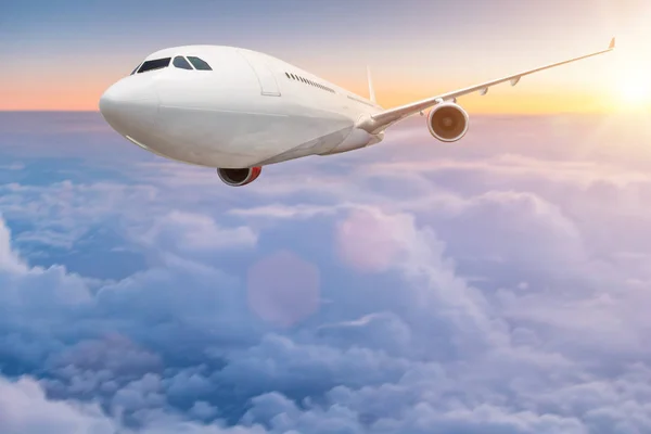 Комерційний літак, що літає над хмарами . — стокове фото