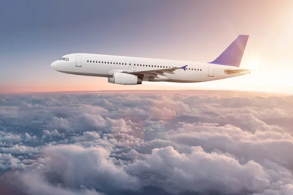 Avión comercial volando sobre nubes . — Foto de Stock