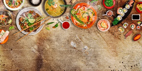 Różnych azjatyckich potraw na tle rustykalnym, widok z góry, miejsce dla tekstu. — Zdjęcie stockowe