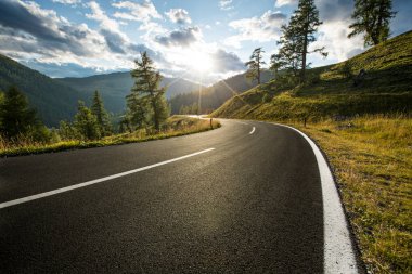 Avusturya, yaz günde Alpleri'nde asfalt yol.