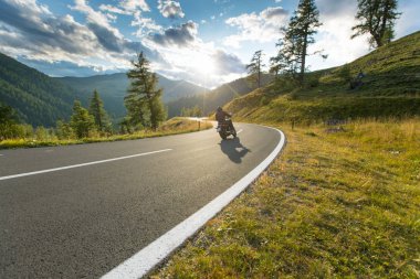 Alp otoyolunda motosiklet sürücüsü, Nockalmstrasse, Avusturya, Avrupa.