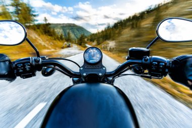 Alp karayolu, sürme motosiklet sürücüsü handlebars görünümü, Avusturya, Europe.