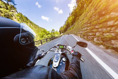 Alp karayolu, sürme motosiklet sürücüsü handlebars görünümü, Avusturya, Europe.