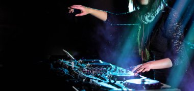 DJ gece kulübünde bir parça karışımları