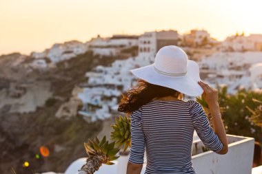 Santorini seyahat turizm esmer kadın ünlü beyaz Oia Köyü ziyaret etti.
