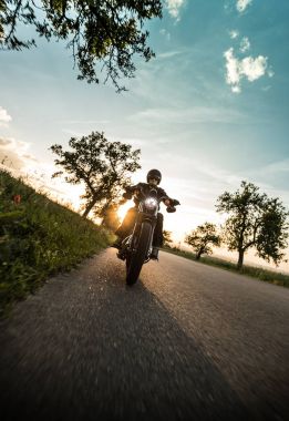 Günbatımı sırasında kişini Sportster motosiklet.