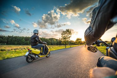 Gün batımı ışık, hız kavramı ile boş yolda sürme ve doğada touring motor motorcu.