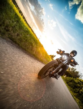 Günbatımı sırasında kişini Sportster motosiklet.