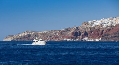 Derin mavi su, Santorini, Yunanistan tekne.