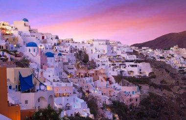 Santorini ünlü günbatımında Oia Köyü