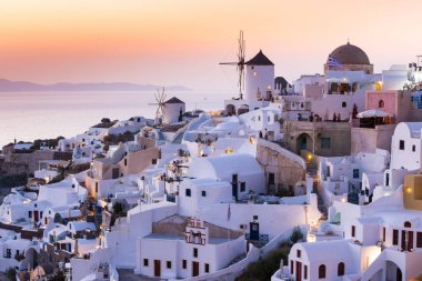 Santorini ünlü günbatımında Oia Köyü