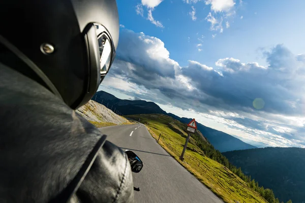 Alp otoyolunda motosiklet sürücüsü, Nockalmstrasse, Avusturya, Avrupa. — Stok fotoğraf