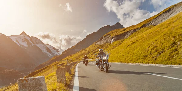 Motorcycle drivers riding in Alpine highway on famous Hochalpenstrasse, Austria, Europe. — Stock Photo, Image