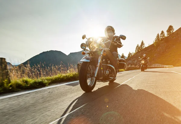 Motociclistas andando na estrada alpina na famosa Hochalpenstrasse, Áustria, Europa . — Fotografia de Stock