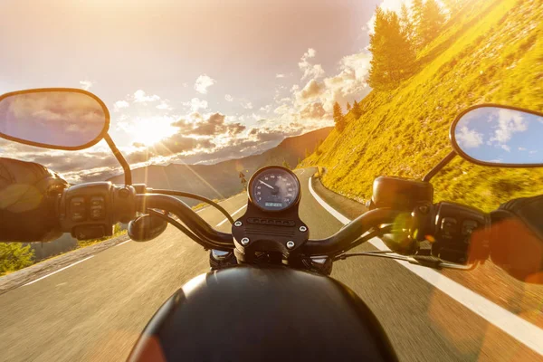 Motorfiets bestuurder rijden in Alpine snelweg, stuur weergave, Oostenrijk, Europa. — Stockfoto