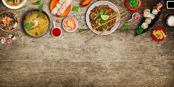 Várias refeições asiáticas em fundo rústico, vista superior, lugar para texto . — Fotografia de Stock