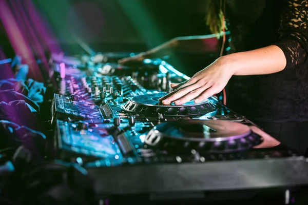 Dj mixes the track in the nightclub at a party — Stock Photo, Image