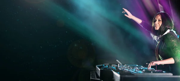 DJ mixy trati v nočním klubu na večírku — Stock fotografie