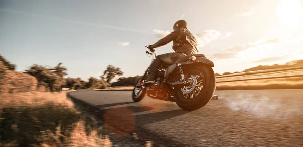 日没時にスポーツ スター バイクに乗る男. — ストック写真