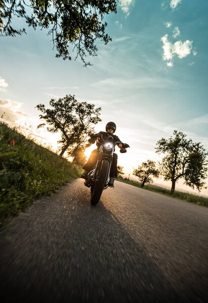 Человек на спортивном мотоцикле на закате
.