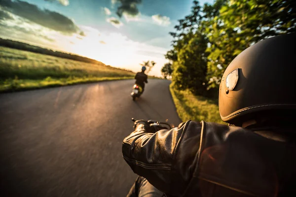 Человек на спортивном мотоцикле на закате . — стоковое фото