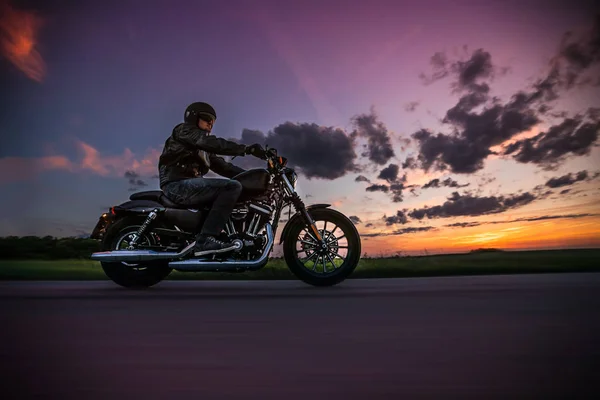 日没時にスポーツ スター バイクに乗る男. — ストック写真