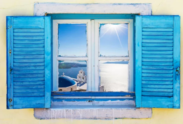 Красивое старинное греческое окно с голубыми ставнями. Типичная греческая картина . — стоковое фото