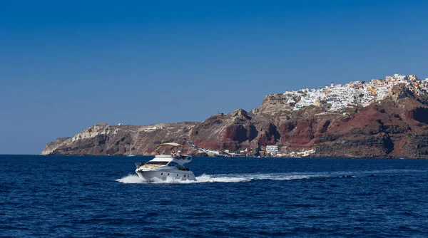 Boat in deep blue water, Santorini, Greece. — Stock Photo, Image