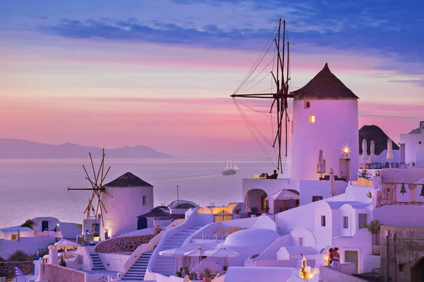 The famous sunset at Santorini in Oia village — Stock Photo, Image