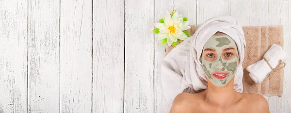 Jonge gezonde vrouw met gezichtsmasker. — Stockfoto