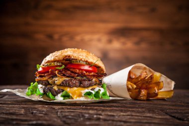 Tahta masada lezzetli hamburgerler..