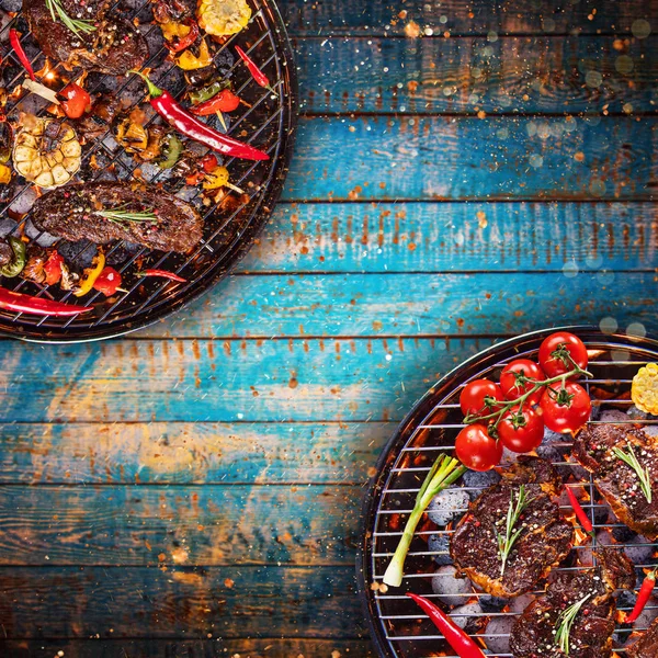 Barbecue grill with beef steaks, close-up. — Stock Photo, Image