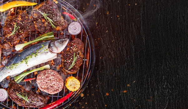 Parrilla de barbacoa con filetes de ternera, primer plano . — Foto de Stock