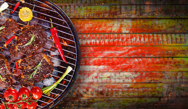 Гриль для барбекю со стейками, крупным планом
.