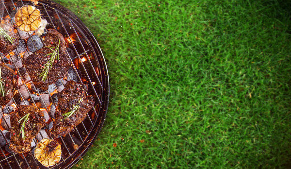 Гриль для барбекю со стейками, крупным планом
.