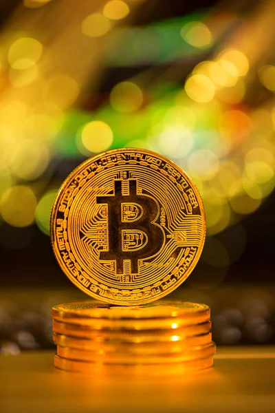 Moneda de oro Bitcoin con fondo abstracto desenfocado. Concepto criptomoneda virtual. — Foto de Stock